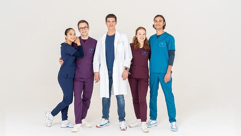 Ausbilder Ben Ahlbeck (Philipp Danne, M.) mit seinen vier neuen Schützlingen (v.l.n.r.): Sofia Galura (Olivia Papoli-Barawati), Oliver "Olli" Probst (Arne Kertész), Tamar Hummel (Linda Kummer) und Ivo Maric (Jakob D'Aprile) Ausbilder Ben Ahlbeck (Philipp Danne, M.) mit seinen vier neuen Schützlingen (v.l.n.r.): Sofia Galura (Olivia Papoli-Barawati), Oliver "Olli" Probst (Arne Kertész), Tamar Hummel (Linda Kummer) und Ivo Maric (Jakob D'Aprile)