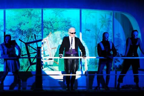 Walter Hess als Karl Lagerfeld in "Peter Pan" von Schorsch Kamerun an den Kammerspielen.
