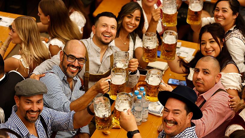 Die Tische in den großen Festzelten des Oktoberfestes sind heiß begehert. Die Tische in den großen Festzelten des Oktoberfestes sind heiß begehert.