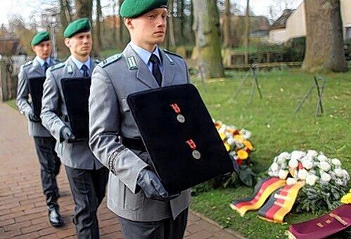 Trauerfeier für die gefallenen Bundeswehrsoldaten: Auch Kanzlerin Merkel kommt. "Heuchelei", sagt die Linke.