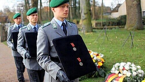 Trauerfeier für die gefallenen Bundeswehrsoldaten: Auch Kanzlerin Merkel kommt. "Heuchelei", sagt die Linke. Trauerfeier für die gefallenen Bundeswehrsoldaten: Auch Kanzlerin Merkel kommt. "Heuchelei", sagt die Linke.