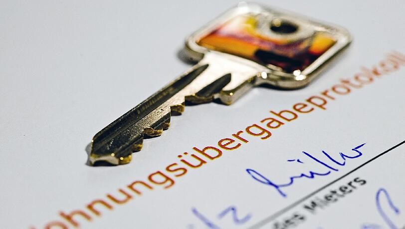 Bevor der Schlüssel für die neue Wohnung übernommen wird, sollten Mieter sich ihre neue Bleibe genau ansehen. Wer Mängel in einem Protokoll festhält, kann Streit beim Auszug vermeiden. Bevor der Schlüssel für die neue Wohnung übernommen wird, sollten Mieter sich ihre neue Bleibe genau ansehen. Wer Mängel in einem Protokoll festhält, kann Streit beim Auszug vermeiden.