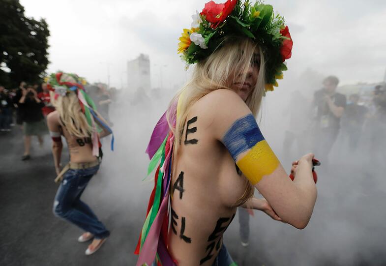 Bereits zum Auftaktspiel der Fußball-Europameisterschaft hatten Aktivistinnen der Gruppe Femen in Warschau halbnackt gegen Sextourismus demonstriert - die Bilder.
