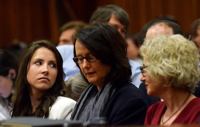 Aimee (links), die Schwester des Angeklagten Oscar Pistorius ist am 8. April auch wieder im Gerichtssaal.