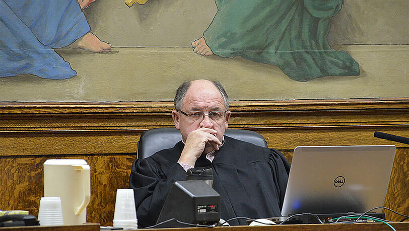 Der Richter im Diren-Prozess Edward McLean verurteilte den Todesschützen zu 70 Jahren Haft. Der Richter im Diren-Prozess Edward McLean verurteilte den Todesschützen zu 70 Jahren Haft.