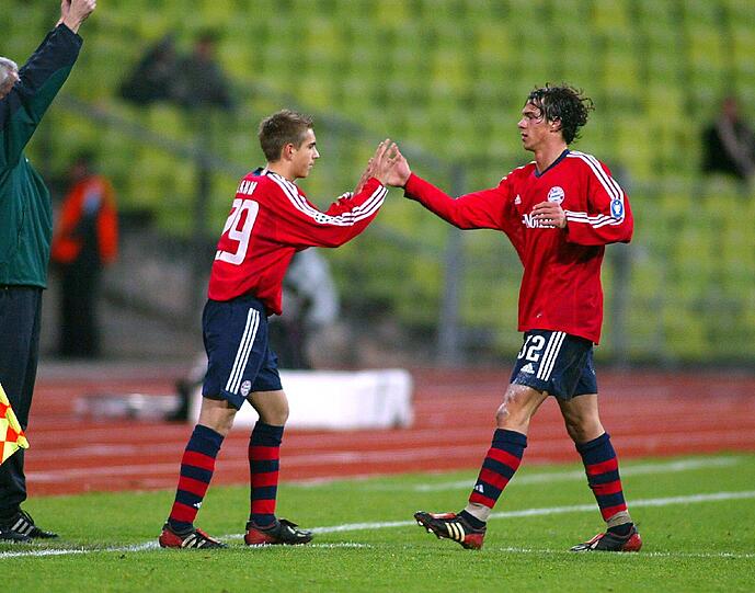 2002: Lahm wird Profi bei den Bayern und bestreitet am 13. November beim 3:3 im Champions-League-Gruppenspiel gegen den RC Lens sein erstes Spiel. In der 90. Minute wird er für Markus Feulner eingewechselt. Es bleibt sein einziger Einsatz in jener Saison.