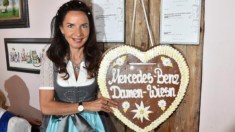 Feiert ausgelassen auf der Mercedes-Benz Damen-Wiesn: Clarissa Käfer