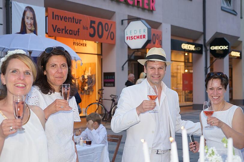 Spontanaktion auf der Sendlinger Straße: Die weiße Tafel reichte vom Sendlinger Tor bis zur Hackenstraße.