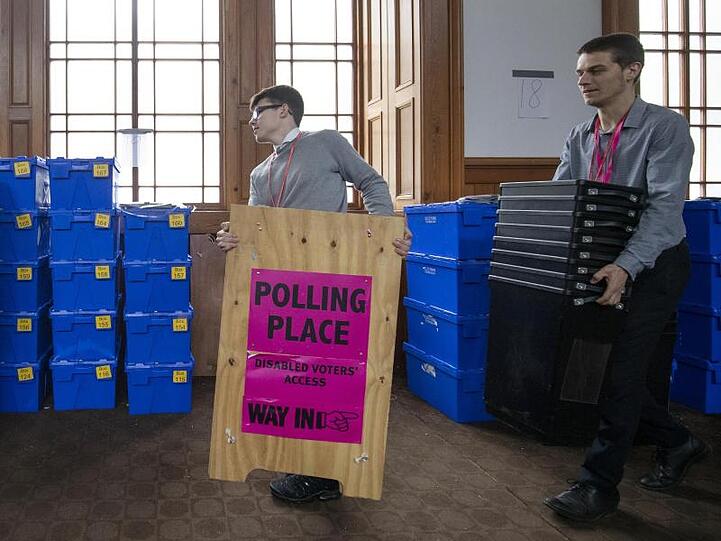 Wahlhelfer in Edinburgh bereiten den Transport von Schildern, Urnen und Kisten für die Europawahl vor. Vom 23.05. bis 26. Mai 2019 wählen die Bürger von 28 EU-Staaten ein neues Parlament.
