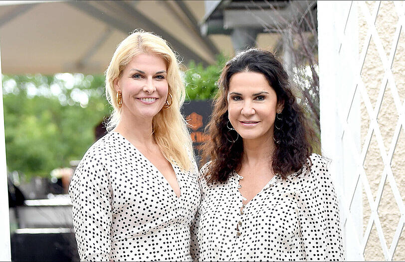 Modedesignerin Natascha Grün und  Schauspielerin Mariella Ahrens (r).