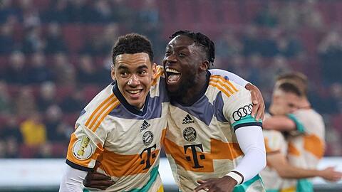 Torschützen beim 5:2-Pokalerfolg des FC Bayern in Augsburg: Jamal Musiala (l.) und Alphonso Davies, die sich auf und außerhalb des Platzes bestens verstehen.