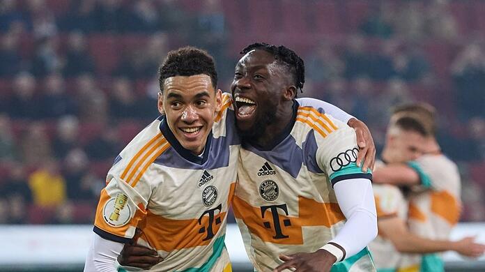 Torschützen beim 5:2-Pokalerfolg des FC Bayern in Augsburg: Jamal Musiala (l.) und Alphonso Davies, die sich auf und außerhalb des Platzes bestens verstehen.