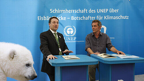 Tiergarten-Direktor Dag Encke (rechts) war bei einem Treffen im Mai in Bonn anlässlich der Patenschaft sehr angetan von Achim Steiner. Tiergarten-Direktor Dag Encke (rechts) war bei einem Treffen im Mai in Bonn anlässlich der Patenschaft sehr angetan von Achim Steiner.