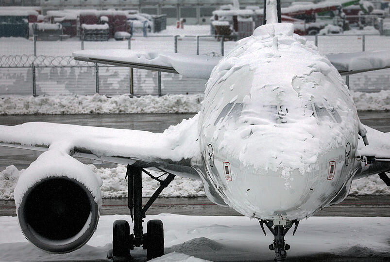 Schnee-Chaos und Eisregen: Nichts geht am Flughafen München – zumindest am Dienstagvormittag.
