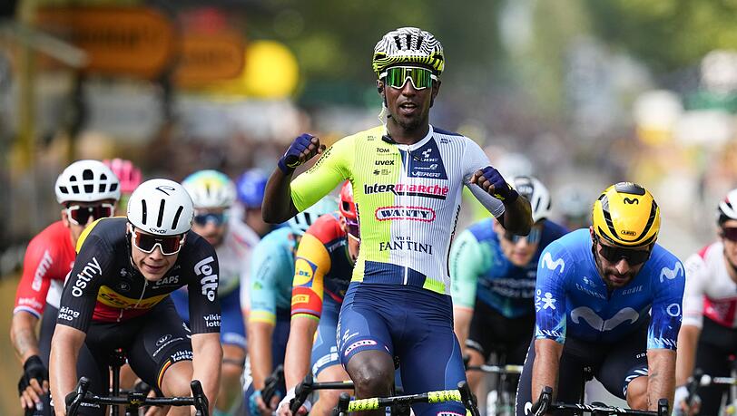 Biniam Girmay aus Eritrea feiert seinen Sieg