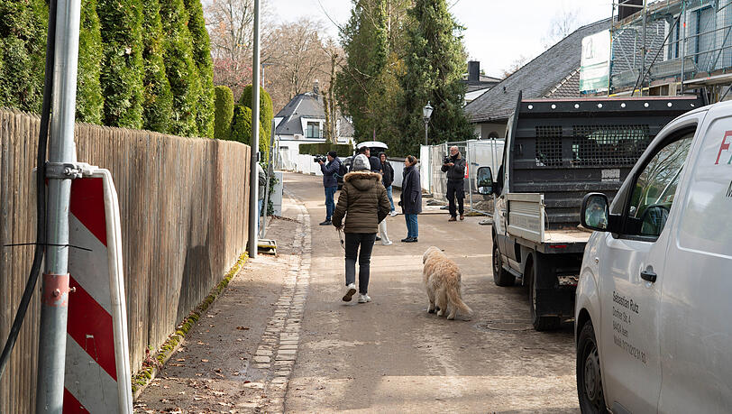 Mehrere TV-Teams drehen am Dienstag vor dem Anwesen der Kesslers in Grünwald Mehrere TV-Teams drehen am Dienstag vor dem Anwesen der Kesslers in Grünwald