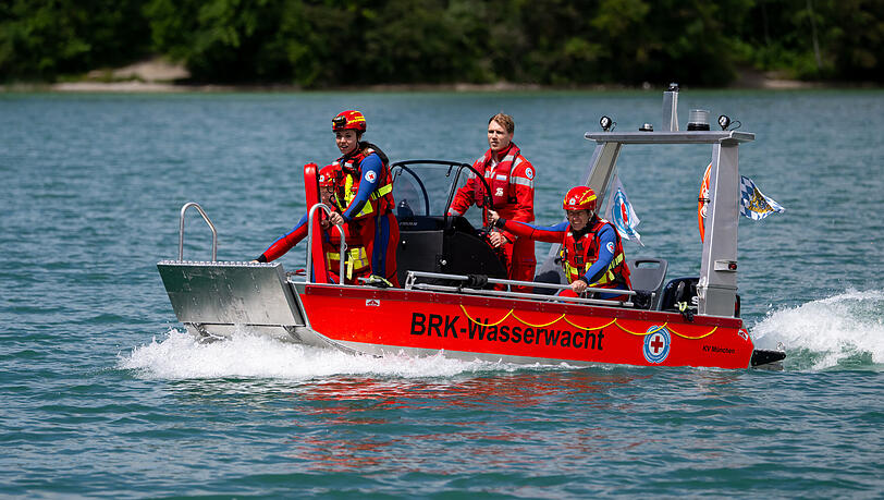 Mitglieder der BRK-Wasserwacht Ortsgruppe Riem unterst&uuml;tzten die Polizei bei dem Einsatz am Riemer See. (Symbolbild)