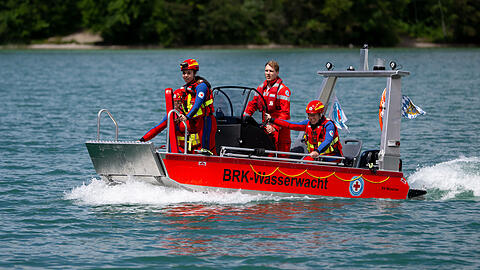 Mitglieder der BRK-Wasserwacht Ortsgruppe Riem unterst&uuml;tzten die Polizei bei dem Einsatz am Riemer See. (Symbolbild)