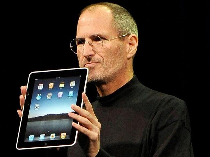 Da isses. Steve Jobs mit iPad.