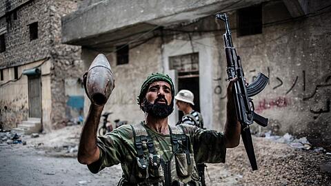 Rund 1300 Kämpfer der Rebellengruppe «Freie Syrische Armee» (FSA) wollen den Kurden in Kobane militärisch Hilfe leisten.
