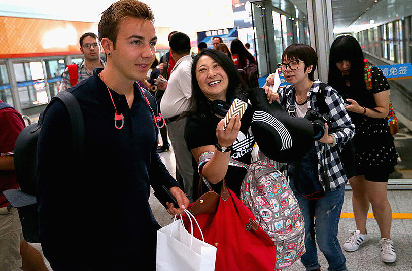 Der FC Bayern ist am Freitag in Peking gelandet und wurde von rund 1000 Fans schon am Flughafen frenetisch gefeiert. Die Bilder von der Ankunft.