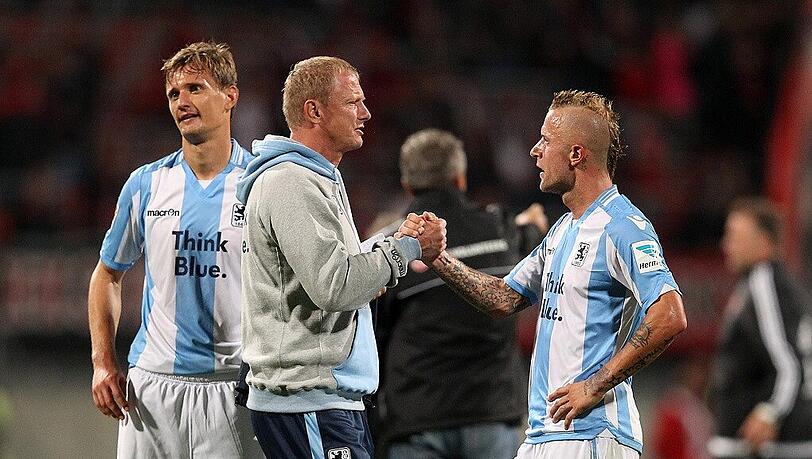 Löwen-Trainer Torsten Fröhling konnte mit der Leistung seiner beiden Torschützen Kai Bülow, Daniel Adlung und der restlichen Mannschaft zufrieden sein, zu einem Sieg reichte es aber auch in Nürnberg nicht. Löwen-Trainer Torsten Fröhling konnte mit der Leistung seiner beiden Torschützen Kai Bülow, Daniel Adlung und der restlichen Mannschaft zufrieden sein, zu einem Sieg reichte es aber auch in Nürnberg nicht.