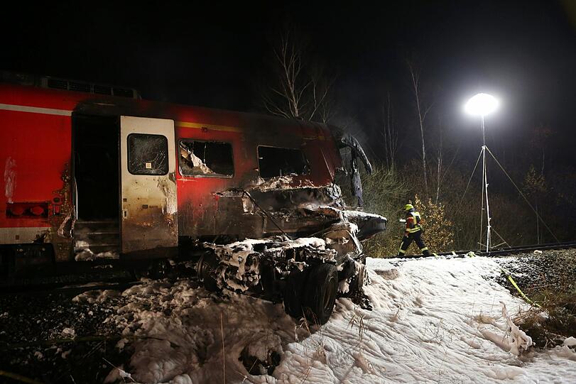 Schlimmer Zugunfall in der Oberpfalz: Durch die extreme Hitzeentwichklung konnte sich die Feuerwehr nicht sofort dem Zug nähern.