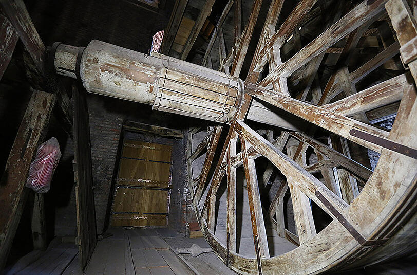 Mit der Tretmühle aus dem Jahr 1475 wurden Bauteile auf das Dach des Doms transportiert.