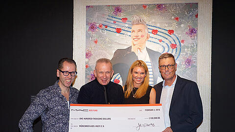 Der französische Star Designer Jean Paul Gaultier war am Dienstag zu Besuch in München. Er überreichte der Münchner Aids-Hilfe einen Scheck über 100 000 Dollar.