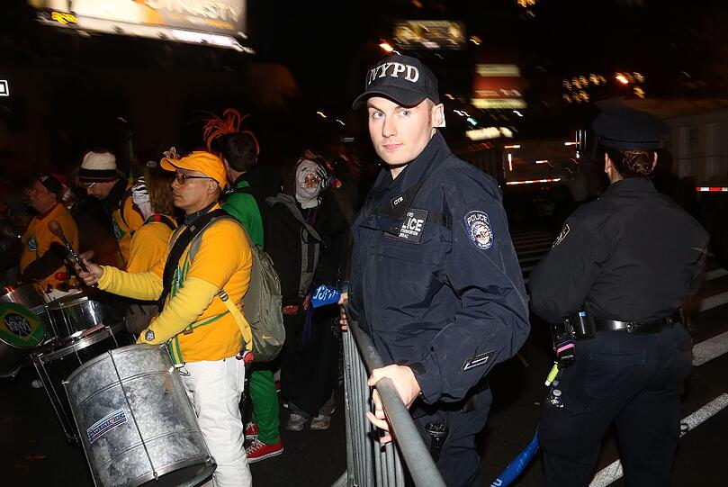 Terror-Angst? Von wegen! Die New Yorker feierten nicht nur Halloween, sondern zeigten damit gleichzeitig den Terroristen die kalte Schulter.