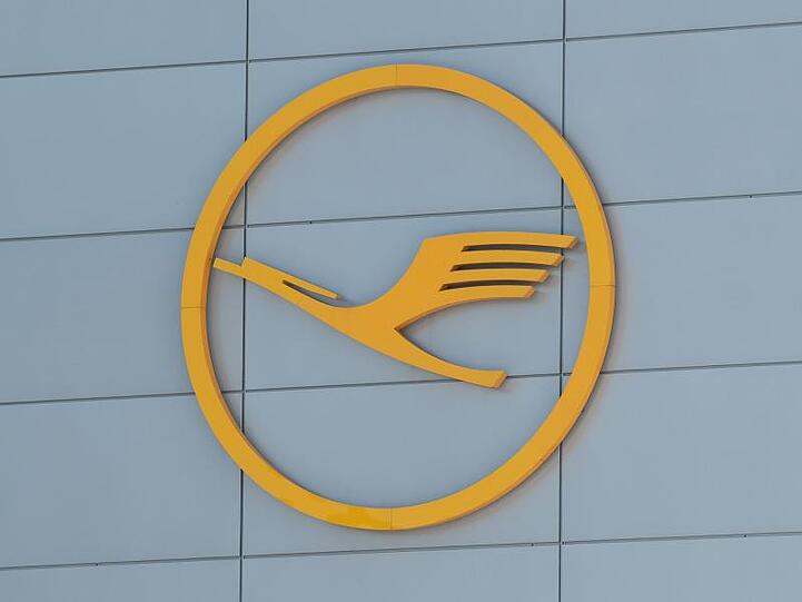 Das Logo der Fluggesellschaft Lufthansa ist an einer Fassade am Flughafen Frankfurt zu sehen. Foto: Silas Stein/dpa/Archivbild