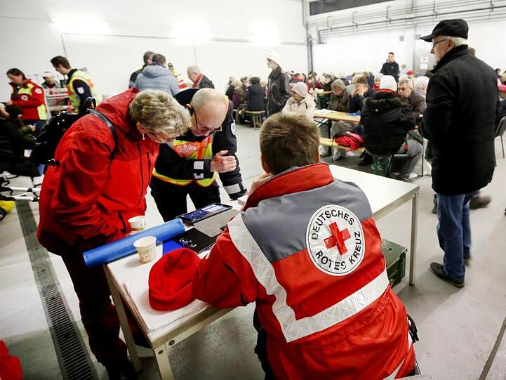 Das Deutsche Rote Kreuz, die Polizei, Feuerwehr und Bundeswehr unterstützten mit vielen Mitarbeitern die Aktion.