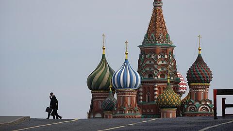 Die Illusion von Normalität nach dem Aufstand: Zwei Männer gehen über den Roten Platz in Moskau.