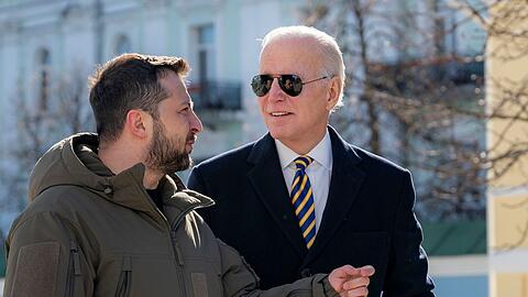 US-Präsident Joe Biden spricht bei seinem Besuch in Kiew am 20.02.2023 mit Wolodymyr Selenskyj. Der ukrainische Präsident kommt US-Medienberichten zufolge nach Washington.