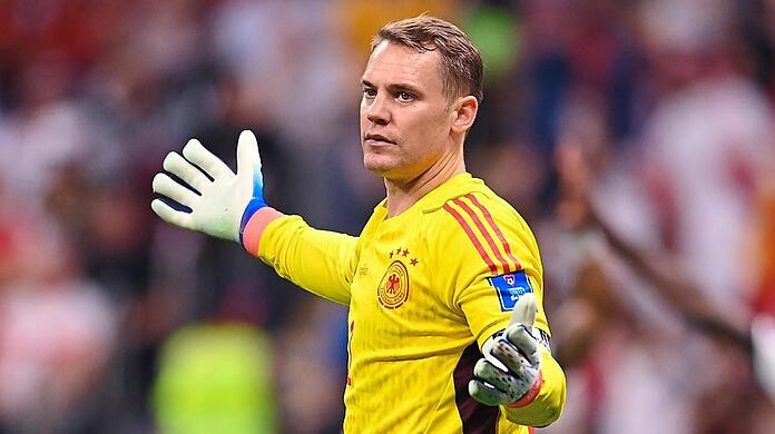 Das Comeback mit dem Adler auf der Brust muss erneut warten: Manuel Neuer reist wegen eines Infekts erst später nach Thüringen.