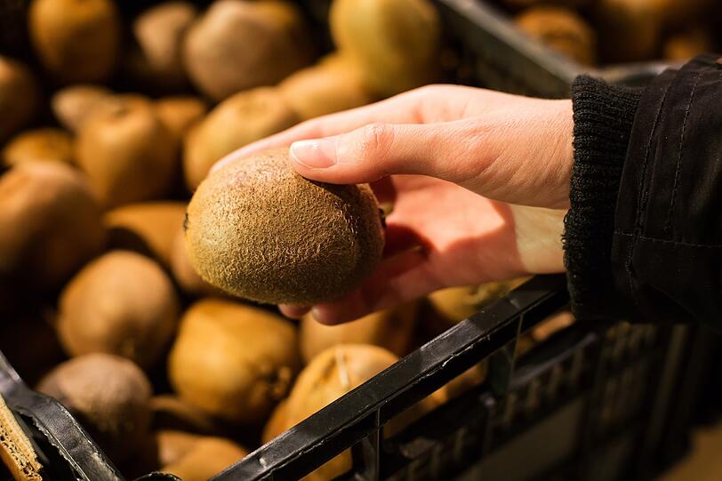 Gleiches ist bei der Kiwi der Fall, ihre Farbe verändert sich während des Reifeprozesses kaum. Gibt die Schale allerdings nach, wenn Sie sie leicht drücken, ist die Frucht reif. Beim Aufschneiden sehen Sie dann sofort, ob die Kiwi reif ist, denn das Fleisch ist saftig. Ist die Kiwi noch hart und schmeckt sauer, ist sie dagegen unreif. Gleiches ist bei der Kiwi der Fall, ihre Farbe verändert sich während des Reifeprozesses kaum. Gibt die Schale allerdings nach, wenn Sie sie leicht drücken, ist die Frucht reif. Beim Aufschneiden sehen Sie dann sofort, ob die Kiwi reif ist, denn das Fleisch ist saftig. Ist die Kiwi noch hart und schmeckt sauer, ist sie dagegen unreif.