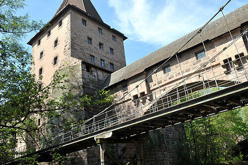 Auch die Sanierung des Kettenstegs einige hundert Meter unterhalb der Fleischbrücke an der Pegnitz beginnt am Montag.