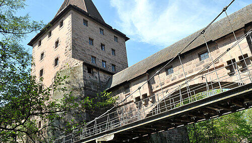 Auch die Sanierung des Kettenstegs einige hundert Meter unterhalb der Fleischbrücke an der Pegnitz beginnt am Montag. Auch die Sanierung des Kettenstegs einige hundert Meter unterhalb der Fleischbrücke an der Pegnitz beginnt am Montag.