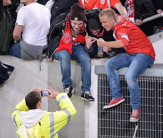 Der Fan-Wahnsinn: In Düsseldorf stürmten die Fortuna-Anhänger den Platz vor dem Abpfiff.
