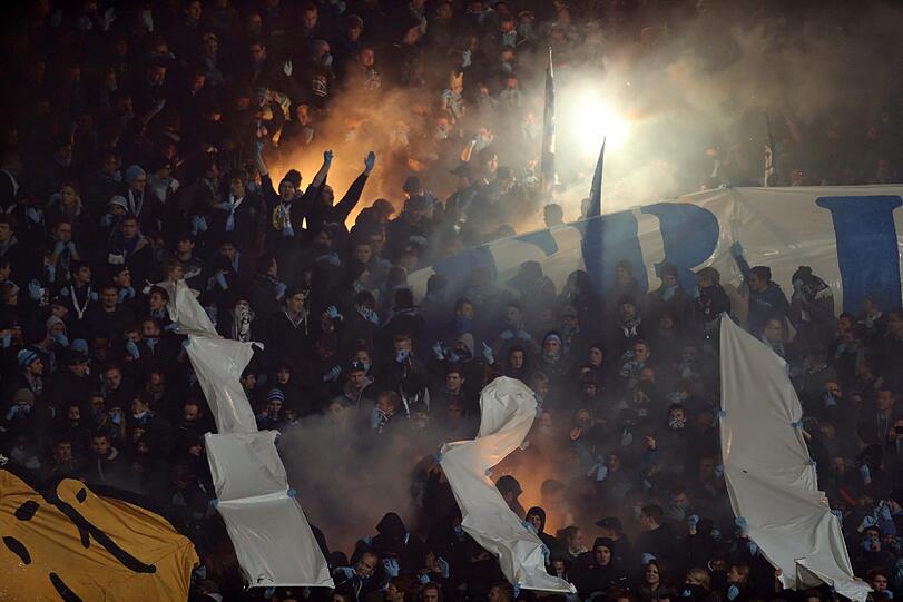Derby-Time im Grünwalder Stadion: Am Mittwochabend traf der TSV 1860 II auf den FC Bayern II: Bengalische Feuer wurden sowohl von den 1860- als auch von den Bayern-Fans abgebrannt.