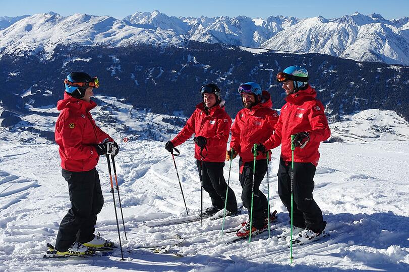 Eine Gruppe von Skilehrern auf der Piste am Hochzeiger.
