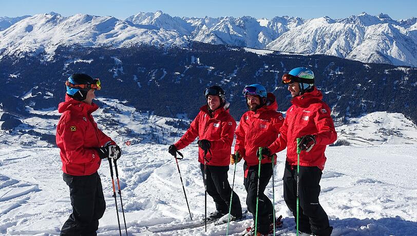 Eine Gruppe von Skilehrern auf der Piste am Hochzeiger. Eine Gruppe von Skilehrern auf der Piste am Hochzeiger.