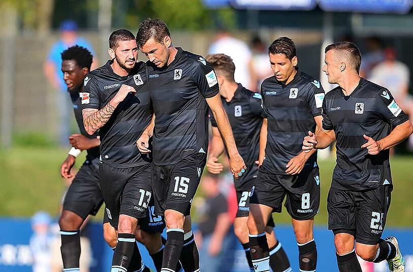 Am Freitagabend fand das Testspiel zwischen dem TSV 1860 und dem FC Basel statt. Sascha Mölders rettete den Löwen durch ein Tor in den letzten Minuten das 1:1-Unentschieden. Die Bilder.