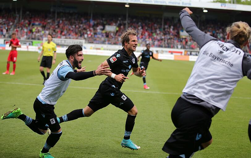 In der zweiten Hälfte steigerten sich die Löwen gewaltig und erzielten durch Stefan Aigner den verdienten Führungstreffer.
