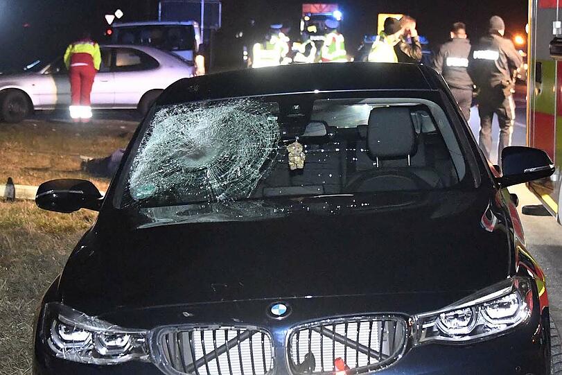 Der Radfahrer hatte bei der Kollision mit dem BMW keine Chance. Die Fotos vom Unfallort.