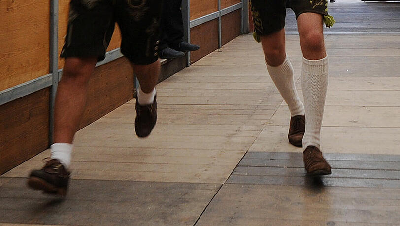 Hitziger Abschluss des Moosacher Maifestes. Zwei Männer randalierten, ihre Freunde behinderten die Polizisten. (Symbolbild) Hitziger Abschluss des Moosacher Maifestes. Zwei Männer randalierten, ihre Freunde behinderten die Polizisten. (Symbolbild)