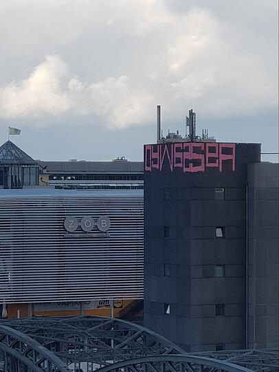 Der Urheber muss ein guter Kletterer sein: Dieses Graffiti-Tag klebt seit der Nacht auf Donnerstag am Stellwerk-Turm des Hauptbahnhofs an der Hackerbrücke.