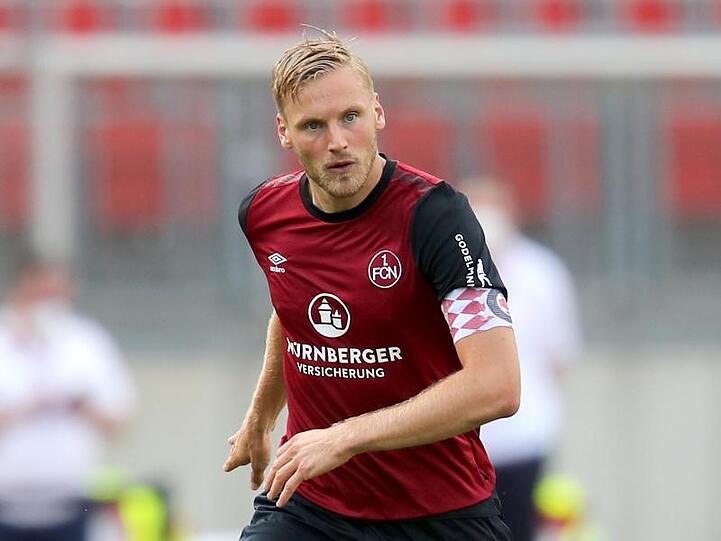 Der Nürnberger Hanno Behrens spielt den Ball. Foto: Daniel Karmann/dpa/Archivbild