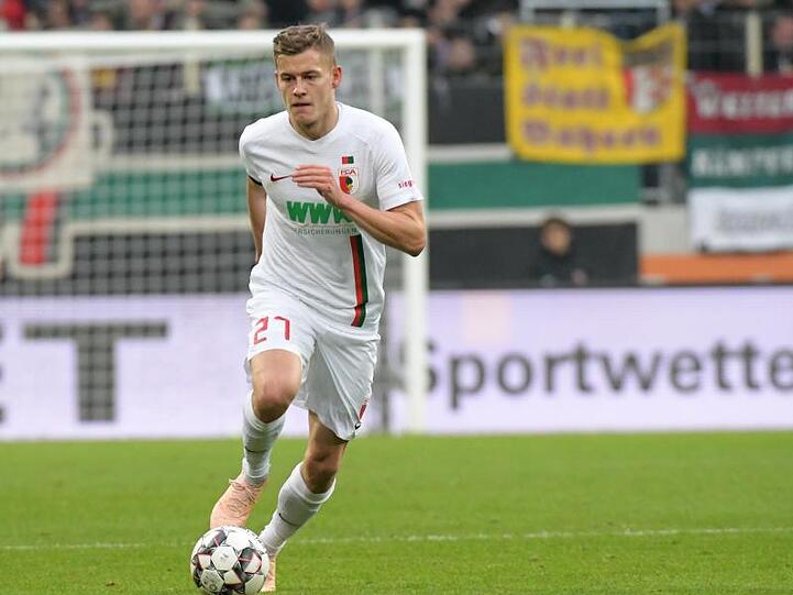 Augsburgs Alfred Finnbogason spielt den Ball. Foto: Stefan Puchner/Archiv