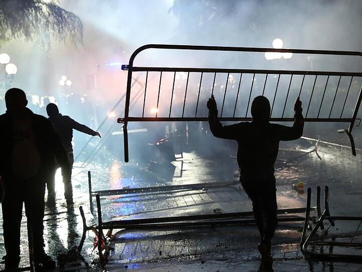 Zusammenstöße in Tirana: Die albanische Opposition wirft der regierenden Sozialistischen Partei (PS) und ihrem Ministerpräsidenten Rama Wahlbetrug und Korruption vor. Visar Kryeziu/AP